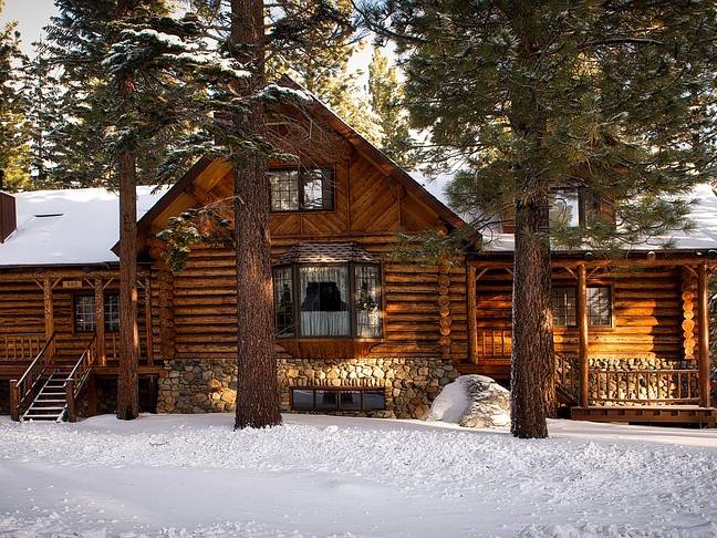 Casa de madera en invierno