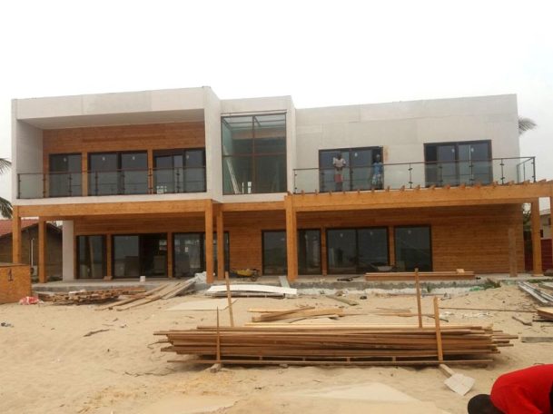 Construcción de vivienda prefabricada en Angola, fachada principal en construcción