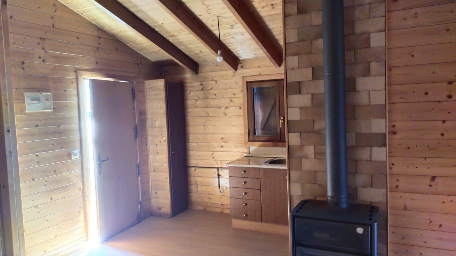 Casas de madera en oferta, con vigas vistas tintadas