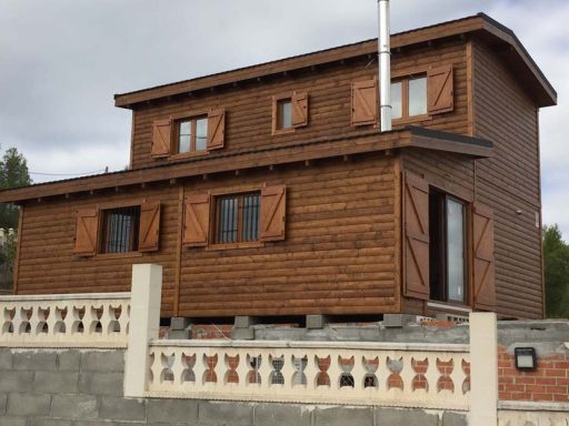 Casa prefabricada en Tarragona, instalada con contraventanas exteriores