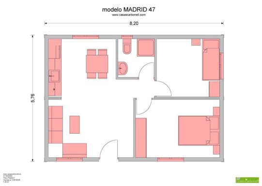 Plano de una casa prefabricada Madrid, vivienda con distribución de habitaciones y mobiliario en color rosa.