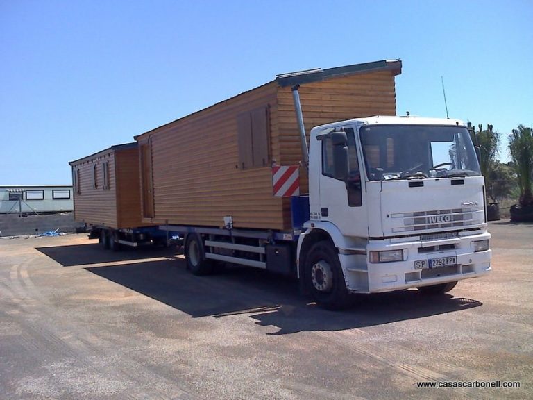 Casas transportables prefabricadas, camión cargado con módulos prefabricados