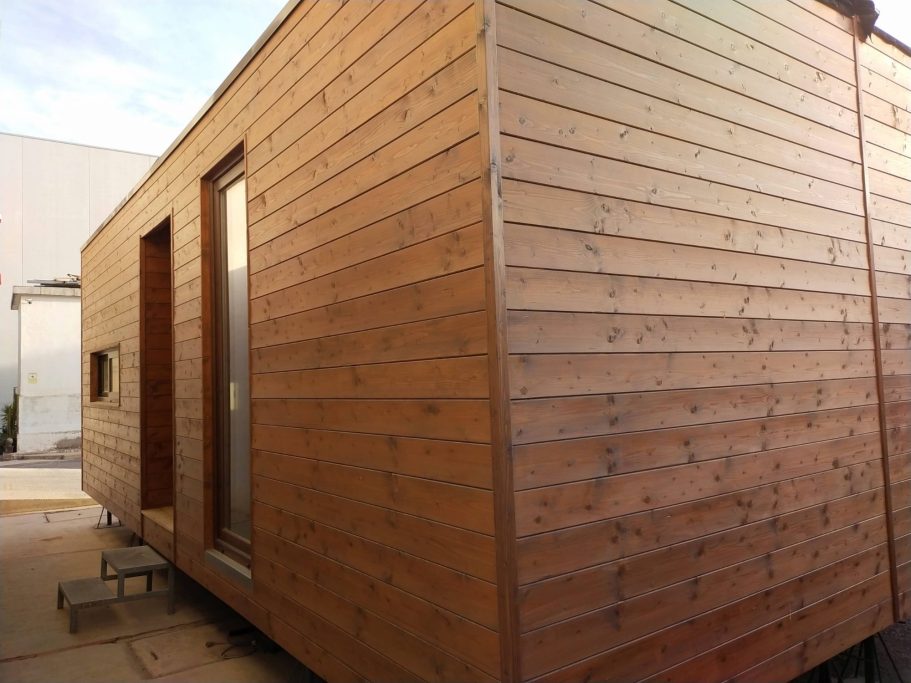 Oferta casas de madera con fachada de madera en color teka