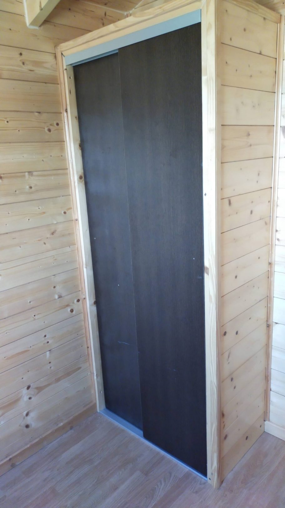 Casas de madera en oferta, con armarios roperos