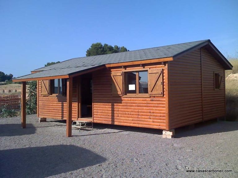 Casa de madera con terraza cubierta. Casas de madera precios competitivos.