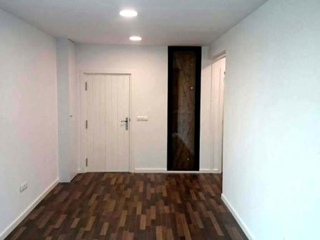 Interiores de casas de madera, acabado en tablero de yeso laminado pintado