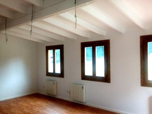 Casas prefabricadas en Vizcaya, techo interior abuhardillado y acabado pintado en blanco