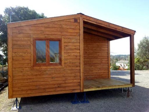 Casa de madera de una sola planta con ventana y porche.