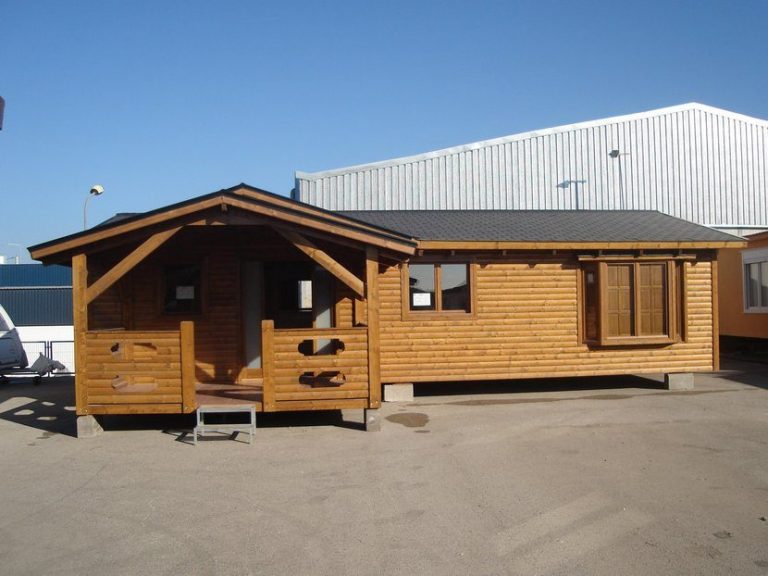 Casa prefabricada modelo Silvana Casas modulares clásicas con porche, en un entorno exterior y cielo despejado.