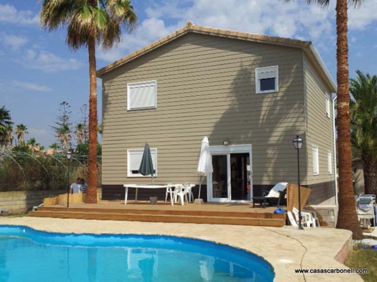 Casa de dos plantas con piscina, de Casas Carbonell, casas prefabricadas en Madrid