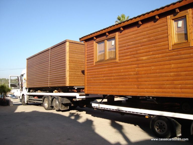 Casas transportables modulares, camión cargado con módulos prefabricados de madera