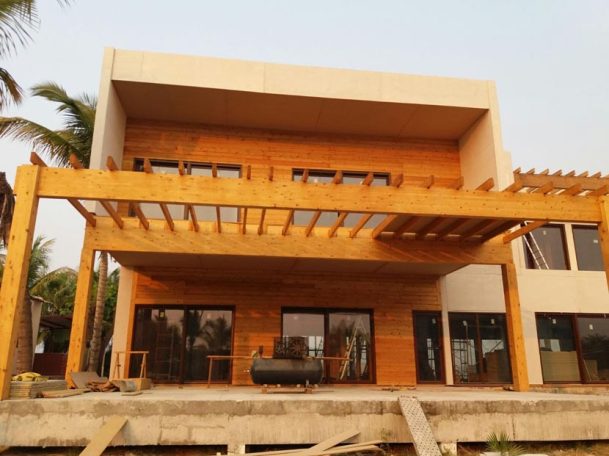 Construcción de vivienda prefabricada en Angola, pergolas de vigas laminadas en madera 