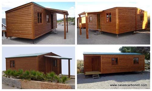 Casa de madera de dos módulos, con ventanas y un pequeño porche, situada en un entorno despejado. Con extras para casas de madera CCR