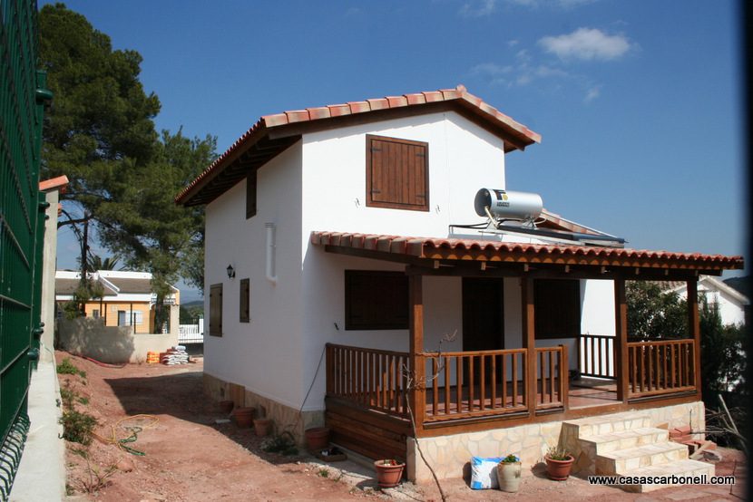 Casa de dos plantas con terraza. Casas prefabricadas en Barcelona