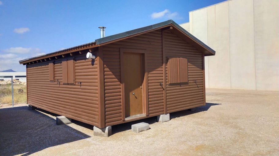 Casas de madera en oferta, recien pintada