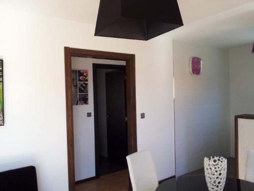 Interiores de una habitación con una puerta y lámpara colgante. Mobiliario moderno.