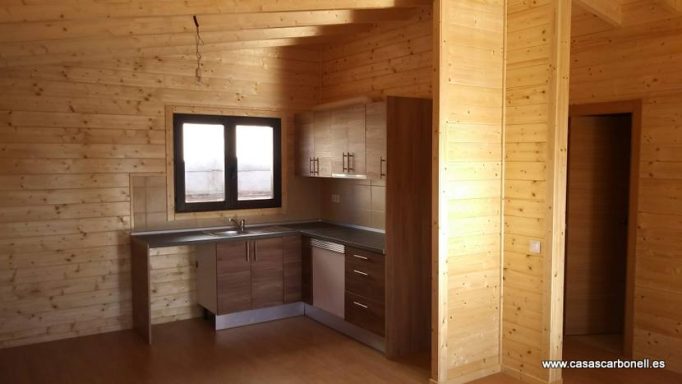 Cocina de madera con encimeras en un interior iluminado.