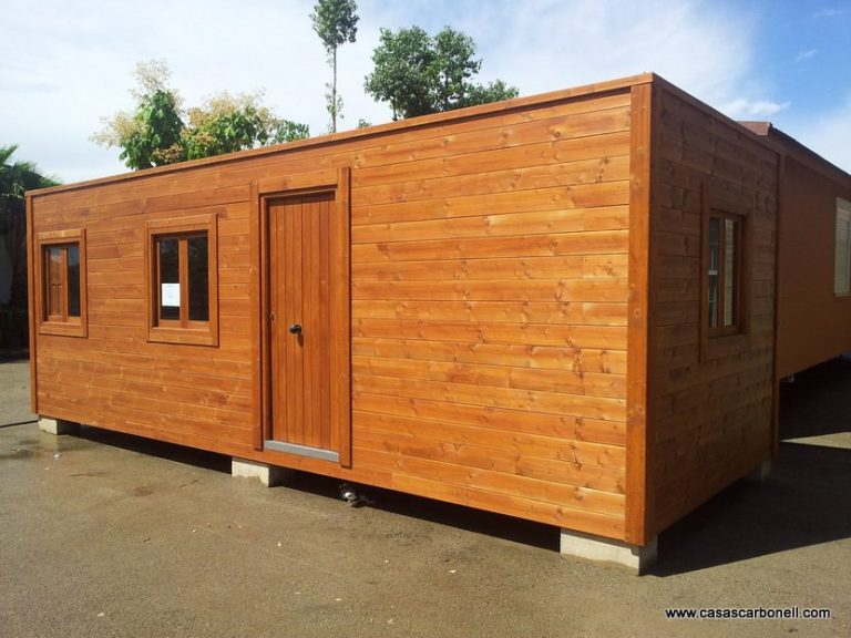 Casas contenedores en Valencia de madera con ventanas y puerta, ubicada en un entorno natural.