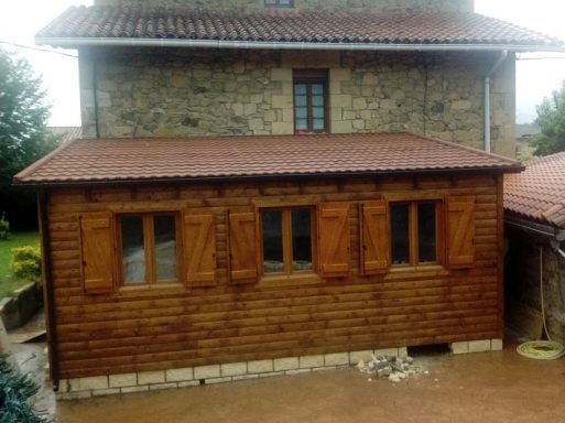 Casas prefabricadas en Vizcaya, fachada con contraventanas de madera