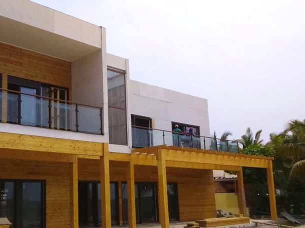 Construcción de vivienda prefabricada en Angola, amplias terrazas con barandillas de vidrio