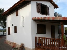 construcción de casas con ventanas de madera