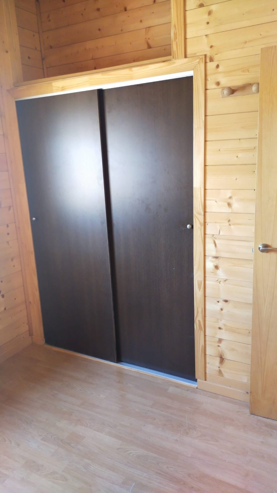 Casas de madera en oferta, con armarios roperos