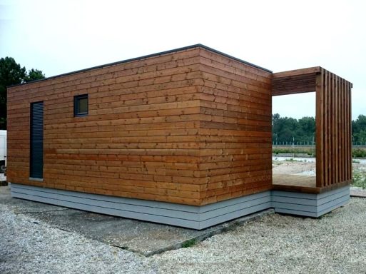 Casa prefabricada moderna de madera con diseño minimalista y estructura rectangular.