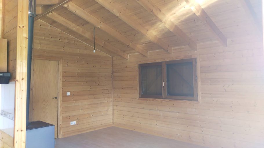 Casas de madera en oferta, gran ventana en comedor