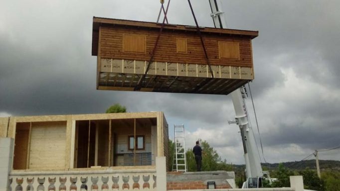 Casa prefabricada en Tarragona, instalando los módulos con la grúa 