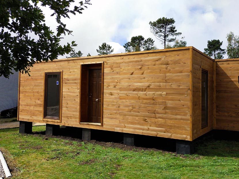 Casas de madera modernas, fachada de casa cúbica de madera