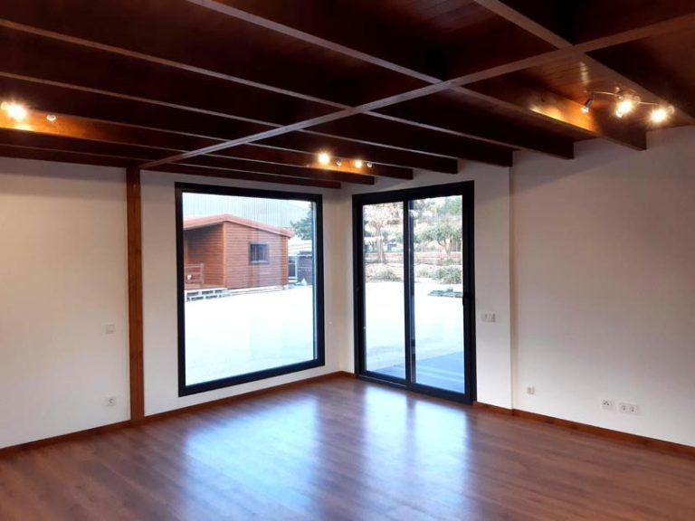 Acabado interior combinado de paredes en yeso con techos de madera Interiores de casas de madera, combinado yeso y vigas de madera
