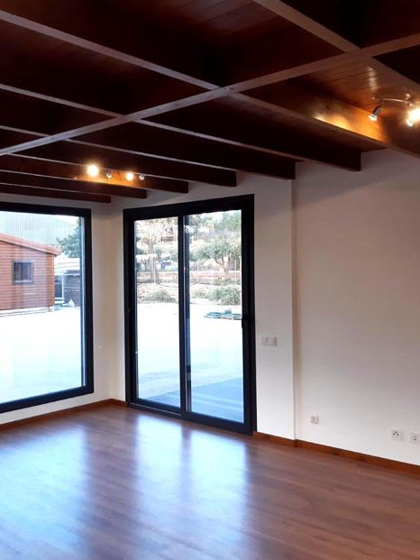 Interiores de casas de madera, combinado yeso y vigas de madera