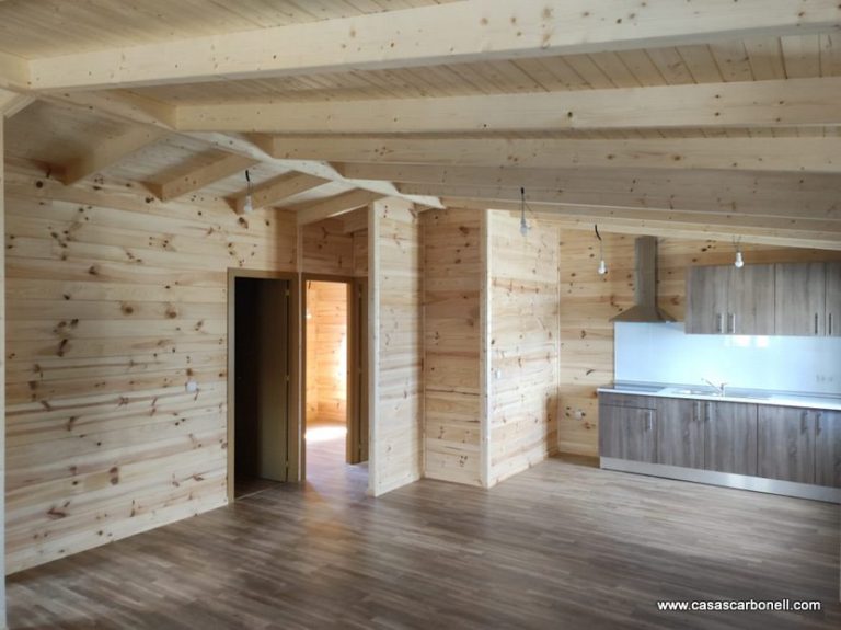 Casas prefabricadas de madera, interior de casa de madera con cocina