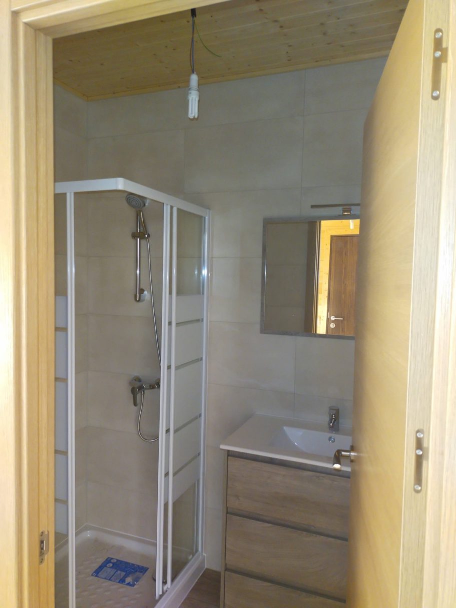 Oferta casas de madera, baño alicatado
