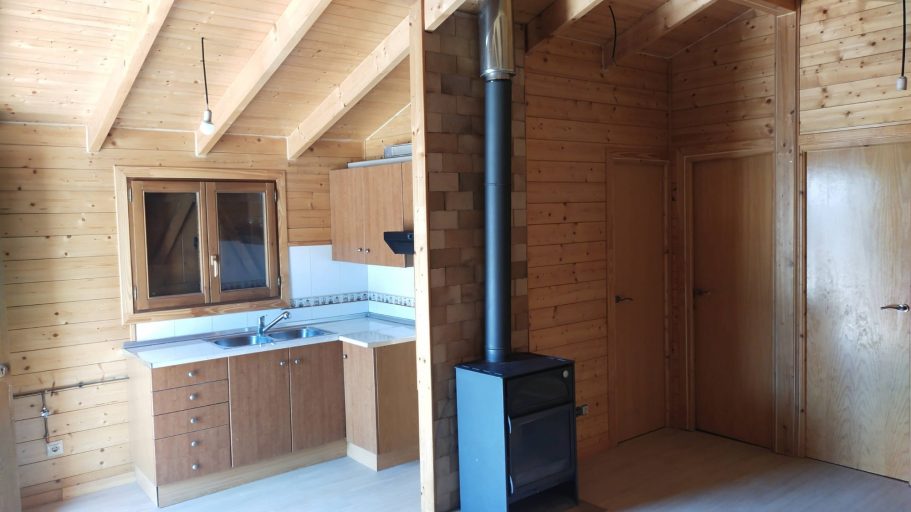 Casas de madera en oferta, con estufa metalica