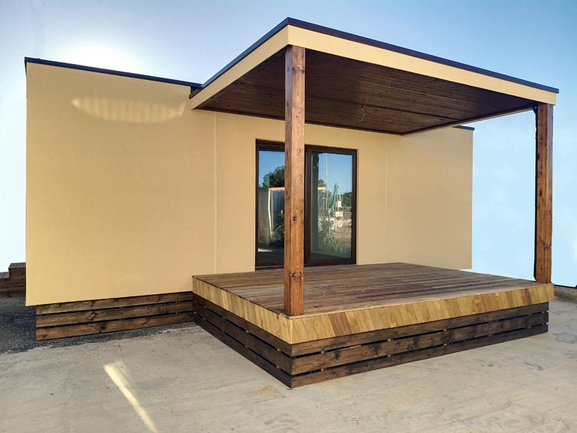 Casa moderna de una planta con porche y estructura de madera.