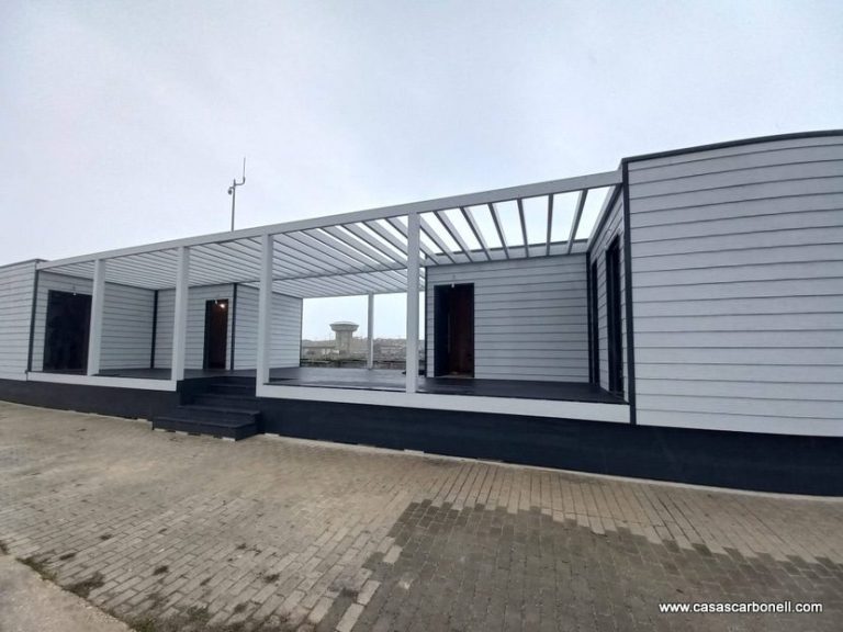 Casas contenedores moderna de un solo piso con una terraza amplia y paredes blancas.