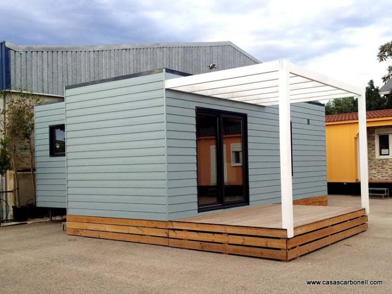 Casas móviles de segunda mano en color azul con terraza y pérgola de vigas